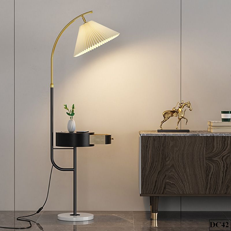 Đèn cây phòng khách có tủ đồ Linka DC42 - Hoài An Vendor Đèn cây phòng khách có tủ đồ DC42